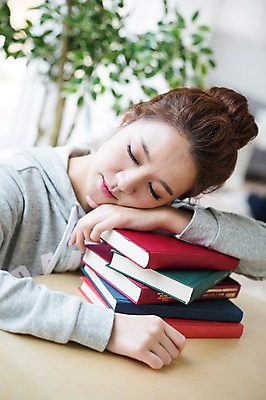 포토 JPG 스튜디오촬영 우먼라이프 라이프스타일 여자 모션 실내 한명 사람 앉기 상반신 성인 앞모습 책 30대 쌓기 눈감음 기댐 한국인 잠 싱글 성인여자한명만 장년만 장년여자만 장년여자한명만 국내포토 1 뷰포인트 동양인 내부 생활 장년 여자만 여자한명만 성인여자만 성인만 파일형식