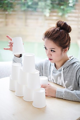 포토 JPG 스튜디오촬영 우먼라이프 라이프스타일 여자 모션 놀이 실내 한명 사람 앉기 상반신 성인 옆모습 컵 30대 쌓기 한국인 고독 창가 싱글 성인여자한명만 장년만 장년여자만 장년여자한명만 국내포토 1 식기 감정 뷰포인트 창문 동양인 내부 생활 장년 여자만 여자한명만 성인여자만 성인만 파일형식