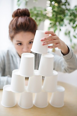 포토 JPG 스튜디오촬영 우먼라이프 라이프스타일 여자 모션 놀이 탁자 실내 한명 들기 사람 앉기 상반신 성인 앞모습 컵 30대 쌓기 한국인 고독 싱글 성인여자한명만 장년만 장년여자만 장년여자한명만 국내포토 1 식기 감정 뷰포인트 가구 동양인 내부 생활 장년 여자만 여자한명만 성인여자만 성인만 파일형식