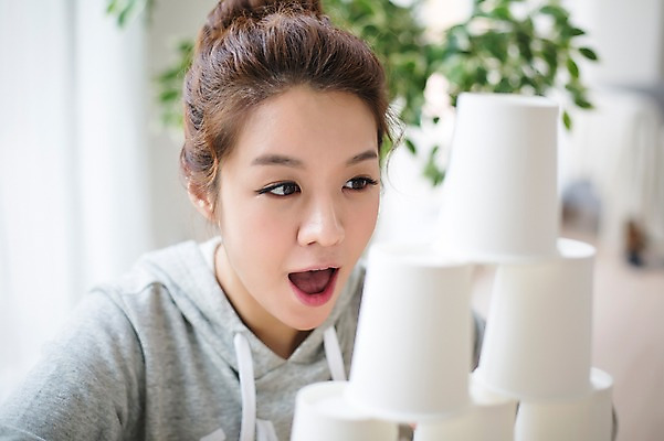 포토 JPG 스튜디오촬영 우먼라이프 라이프스타일 여자 모션 놀이 성공 실내 한명 사람 앉기 상반신 성인 앞모습 컵 30대 쌓기 놀람 한국인 고독 싱글 성인여자한명만 장년만 장년여자만 장년여자한명만 국내포토 1 식기 감정 뷰포인트 컨셉 표정 동양인 내부 생활 장년 여자만 여자한명만 성인여자만 성인만 파일형식