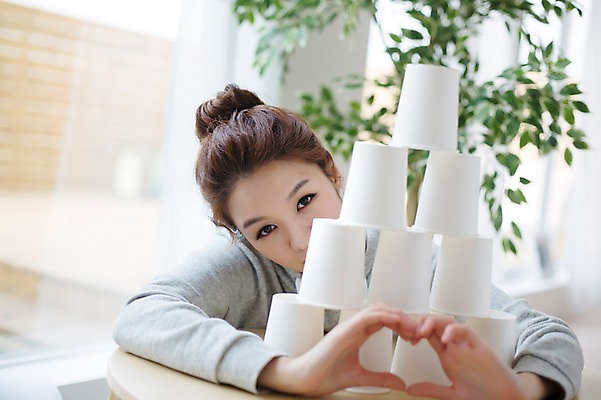 포토 JPG 스튜디오촬영 우먼라이프 라이프스타일 여자 모션 놀이 탁자 실내 한명 사람 앉기 손짓 상반신 성인 앞모습 컵 30대 쌓기 한국인 하트 고독 창가 싱글 성인여자한명만 장년만 장년여자만 장년여자한명만 국내포토 모양 1 식기 감정 뷰포인트 가구 창문 동양인 내부 생활 장년 여자만 여자한명만 성인여자만 성인만 파일형식