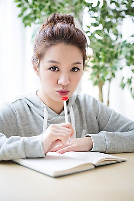 포토 JPG 스튜디오촬영 우먼라이프 라이프스타일 여자 모션 탁자 실내 한명 들기 사람 앉기 상반신 성인 앞모습 30대 펜 다이어리 한국인 메모지 고독 싱글 성인여자한명만 장년만 장년여자만 장년여자한명만 국내포토 1 감정 뷰포인트 가구 동양인 내부 생활 장년 필기구 사무용품 여자만 여자한명만 성인여자만 성인만 파일형식