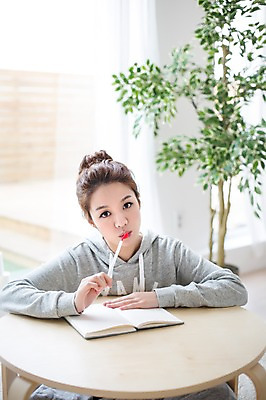 포토 JPG 스튜디오촬영 식물 우먼라이프 라이프스타일 여자 모션 탁자 실내 한명 들기 사람 앉기 상반신 성인 앞모습 30대 펜 다이어리 한국인 메모지 고독 창가 싱글 성인여자한명만 장년만 장년여자만 장년여자한명만 국내포토 1 감정 뷰포인트 가구 창문 동양인 내부 생활 장년 필기구 사무용품 여자만 여자한명만 성인여자만 성인만 파일형식