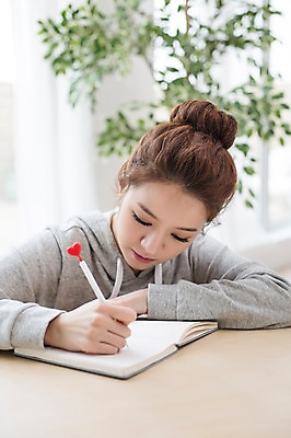 포토 JPG 스튜디오촬영 우먼라이프 라이프스타일 여자 모션 실내 한명 들기 사람 앉기 상반신 성인 앞모습 30대 볼펜 다이어리 한국인 메모지 고독 싱글 성인여자한명만 장년만 장년여자만 장년여자한명만 국내포토 1 감정 뷰포인트 동양인 내부 생활 장년 펜 사무용품 여자만 여자한명만 성인여자만 성인만 파일형식