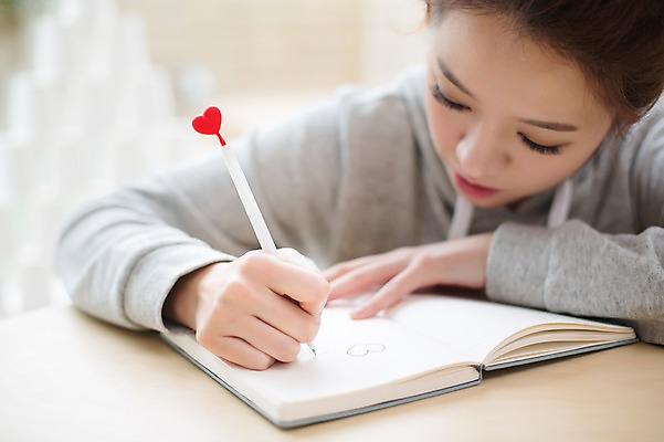 포토 JPG 스튜디오촬영 우먼라이프 라이프스타일 여자 모션 탁자 실내 한명 들기 사람 앉기 상반신 성인 앞모습 30대 펜 다이어리 한국인 하트 메모지 고독 싱글 성인여자한명만 장년만 장년여자만 장년여자한명만 국내포토 모양 1 감정 뷰포인트 가구 동양인 내부 생활 장년 필기구 사무용품 여자만 여자한명만 성인여자만 성인만 파일형식