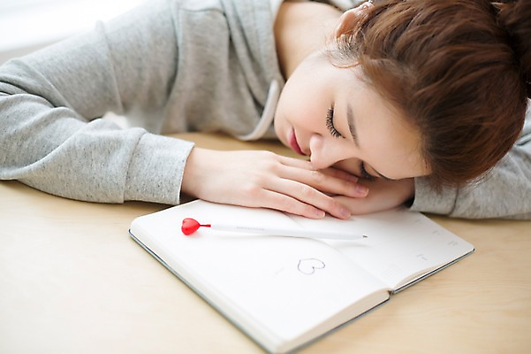 포토 JPG 스튜디오촬영 우먼라이프 라이프스타일 여자 엎드리기 모션 휴식 실내 한명 사람 상반신 성인 30대 펜 눈감음 다이어리 한국인 하트 잠 고독 싱글 성인여자한명만 장년만 장년여자만 장년여자한명만 국내포토 모양 1 감정 컨셉 동양인 내부 생활 장년 필기구 사무용품 여자만 여자한명만 성인여자만 성인만 파일형식