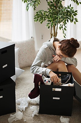 포토 JPG 스튜디오촬영 우먼라이프 라이프스타일 여자 인형 모션 실내 한명 사람 앉기 상반신 성인 옆모습 30대 한국인 슬픔 화장지 고독 이별 싱글 정리 그리움 정리함 성인여자한명만 장년만 장년여자만 장년여자한명만 국내포토 1 감정 뷰포인트 컨셉 동양인 내부 생활 장년 여자만 여자한명만 성인여자만 성인만 파일형식