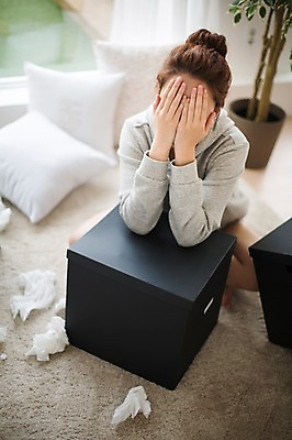 포토 JPG 스튜디오촬영 우먼라이프 라이프스타일 여자 쿠션 모션 실내 한명 사람 앉기 상반신 성인 앞모습 30대 상자 한국인 슬픔 화장지 고독 울음 이별 싱글 정리 그리움 정리함 성인여자한명만 장년만 장년여자만 장년여자한명만 국내포토 1 감정 뷰포인트 컨셉 표정 동양인 내부 생활 장년 여자만 여자한명만 성인여자만 성인만 파일형식