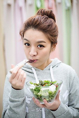 포토 JPG 스튜디오촬영 우먼라이프 라이프스타일 여자 음식 포크 모션 실내 한명 들기 사람 상반신 성인 앞모습 30대 샐러드 한국인 먹기 싱글 성인여자한명만 장년만 장년여자만 장년여자한명만 혼족 국내포토 1 식기 뷰포인트 동양인 내부 생활 장년 싱글라이프 여자만 여자한명만 성인여자만 성인만 파일형식