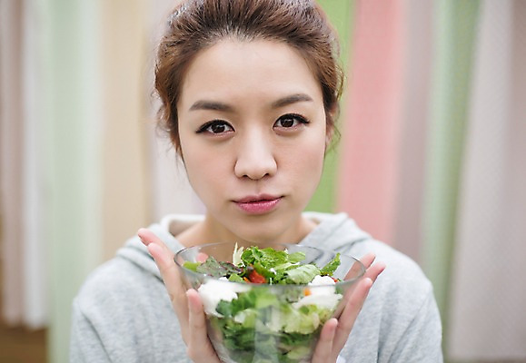 포토 JPG 스튜디오촬영 우먼라이프 라이프스타일 여자 음식 모션 실내 한명 들기 사람 상반신 성인 앞모습 30대 샐러드 한국인 싱글 성인여자한명만 장년만 장년여자만 장년여자한명만 혼족 국내포토 1 뷰포인트 동양인 내부 생활 장년 싱글라이프 여자만 여자한명만 성인여자만 성인만 파일형식