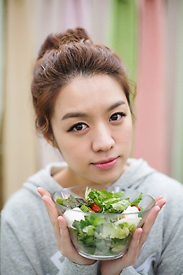 포토 JPG 스튜디오촬영 우먼라이프 라이프스타일 여자 음식 모션 실내 한명 들기 사람 앉기 상반신 성인 앞모습 30대 샐러드 한국인 싱글 성인여자한명만 장년만 장년여자만 장년여자한명만 혼족 국내포토 1 뷰포인트 동양인 내부 생활 장년 싱글라이프 여자만 여자한명만 성인여자만 성인만 파일형식