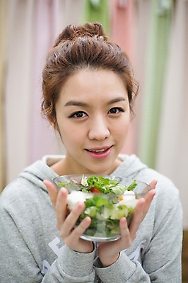 포토 JPG 스튜디오촬영 우먼라이프 라이프스타일 여자 음식 모션 실내 한명 미소 들기 사람 상반신 성인 앞모습 30대 샐러드 한국인 싱글 성인여자한명만 장년만 장년여자만 장년여자한명만 혼족 국내포토 1 뷰포인트 표정 동양인 내부 생활 장년 싱글라이프 여자만 여자한명만 성인여자만 성인만 파일형식