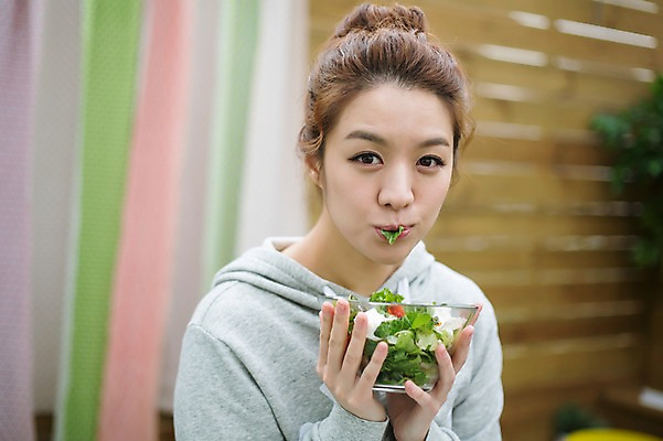 포토 JPG 스튜디오촬영 우먼라이프 라이프스타일 여자 음식 모션 실내 한명 들기 사람 앉기 상반신 성인 앞모습 30대 샐러드 한국인 먹기 싱글 성인여자한명만 장년만 장년여자만 장년여자한명만 혼족 국내포토 1 뷰포인트 동양인 내부 생활 장년 싱글라이프 여자만 여자한명만 성인여자만 성인만 파일형식