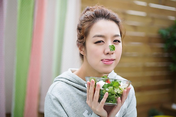 포토 JPG 스튜디오촬영 우먼라이프 라이프스타일 여자 음식 장난 모션 실내 한명 들기 사람 앉기 상반신 성인 앞모습 30대 샐러드 한국인 싱글 성인여자한명만 장년만 장년여자만 장년여자한명만 혼족 국내포토 1 뷰포인트 동양인 내부 생활 장년 싱글라이프 여자만 여자한명만 성인여자만 성인만 파일형식