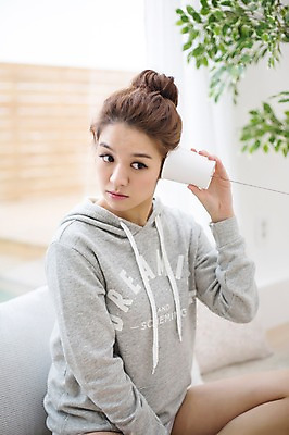 포토 JPG 스튜디오촬영 우먼라이프 라이프스타일 여자 모션 놀이 실내 한명 들기 사람 앉기 상반신 성인 앞모습 컵 30대 듣기 한국인 고독 창가 싱글 통화 전화놀이 성인여자한명만 장년만 장년여자만 장년여자한명만 국내포토 1 식기 감정 뷰포인트 창문 동양인 내부 생활 장년 여자만 여자한명만 성인여자만 성인만 파일형식