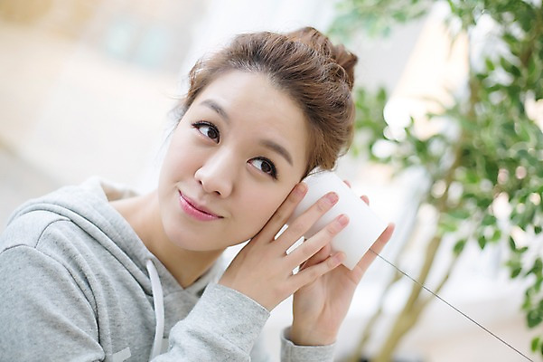 포토 JPG 스튜디오촬영 식물 우먼라이프 라이프스타일 여자 모션 놀이 실내 한명 들기 사람 앉기 상반신 성인 앞모습 컵 30대 듣기 한국인 고독 싱글 통화 전화놀이 성인여자한명만 장년만 장년여자만 장년여자한명만 국내포토 1 식기 감정 뷰포인트 동양인 내부 생활 장년 여자만 여자한명만 성인여자만 성인만 파일형식