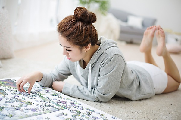 포토 JPG 스튜디오촬영 전신 우먼라이프 라이프스타일 여자 엎드리기 모션 놀이 실내 한명 사람 성인 옆모습 30대 한국인 퍼즐 고독 싱글 성인여자한명만 장년만 장년여자만 장년여자한명만 국내포토 1 감정 뷰포인트 동양인 내부 생활 장년 여자만 여자한명만 성인여자만 성인만 파일형식