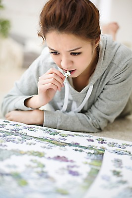 포토 JPG 스튜디오촬영 전신 우먼라이프 라이프스타일 여자 엎드리기 조각 모션 놀이 실내 한명 들기 사람 성인 앞모습 30대 한국인 퍼즐 고독 싱글 퍼즐조각 심각 성인여자한명만 장년만 장년여자만 장년여자한명만 국내포토 1 감정 뷰포인트 컨셉 동양인 내부 생활 장년 여자만 여자한명만 성인여자만 성인만 파일형식