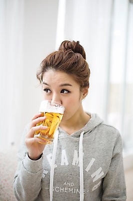 포토 JPG 스튜디오촬영 우먼라이프 라이프스타일 응시 여자 음식 모션 맥주 실내 한명 들기 사람 상반신 성인 앞모습 컵 30대 한국인 마시기 싱글 성인여자한명만 장년만 장년여자만 장년여자한명만 혼족 국내포토 1 식기 시선 뷰포인트 주류 동양인 내부 생활 장년 싱글라이프 여자만 여자한명만 성인여자만 성인만 파일형식