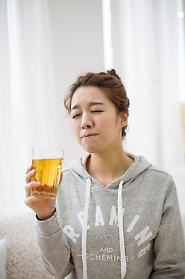 포토 JPG 스튜디오촬영 우먼라이프 라이프스타일 여자 음식 모션 맥주 실내 한명 들기 사람 상반신 성인 앞모습 컵 30대 눈감음 한국인 마시기 싱글 성인여자한명만 장년만 장년여자만 장년여자한명만 혼족 국내포토 1 식기 뷰포인트 주류 동양인 내부 생활 장년 싱글라이프 여자만 여자한명만 성인여자만 성인만 파일형식