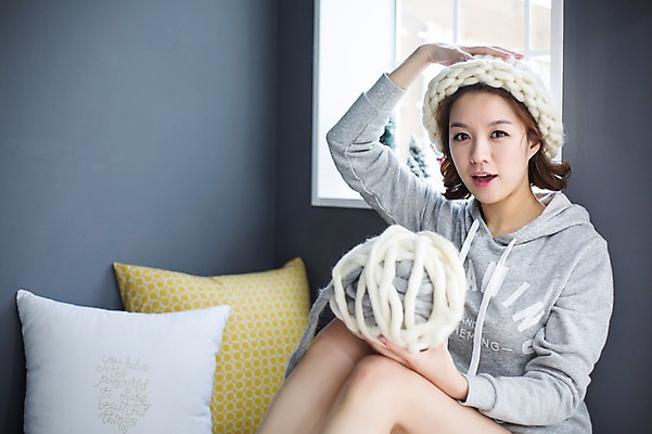 포토 JPG 스튜디오촬영 모자 우먼라이프 라이프스타일 여자 쿠션 창문 모션 휴식 털모자 실내 한명 들기 사람 앉기 손짓 상반신 성인 취미 앞모습 30대 한국인 실 싱글 성인여자한명만 장년만 장년여자만 장년여자한명만 국내포토 모자_잡화 1 잡화 뷰포인트 컨셉 동양인 내부 생활 장년 여자만 여자한명만 성인여자만 성인만 파일형식