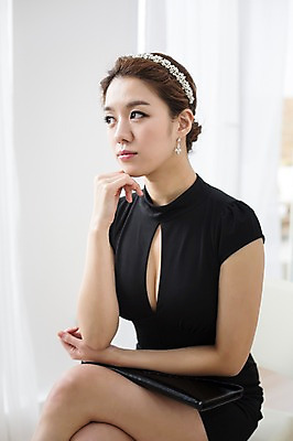 포토 JPG 스튜디오촬영 우먼라이프 라이프스타일 응시 원피스 여자 모션 실내 한명 사람 앉기 손짓 상반신 성인 앞모습 30대 턱괴기 한국인 머리띠 싱글 외출준비 성인여자한명만 장년만 장년여자만 장년여자한명만 국내포토 1 시선 옷 뷰포인트 장신구 동양인 내부 생활 장년 준비 여자만 여자한명만 성인여자만 성인만 파일형식