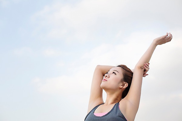 포토 JPG 주간 구름 우먼라이프 라이프스타일 여자 모션 하늘 한명 서기 사람 손짓 상반신 성인 야외 옆모습 30대 운동복 운동 스트레칭 한국인 올려보기 싱글 손뻗기 성인여자한명만 장년만 장년여자만 장년여자한명만 국내포토 자연요소 1 옷 뷰포인트 건강 동양인 생활 장년 여자만 여자한명만 성인여자만 성인만 파일형식