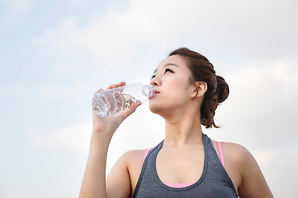 포토 JPG 주간 우먼라이프 라이프스타일 여자 모션 하늘 휴식 한명 서기 들기 사람 상반신 성인 야외 앞모습 물 30대 운동복 운동 한국인 마시기 물병 싱글 성인여자한명만 장년만 장년여자만 장년여자한명만 국내포토 자연요소 1 옷 뷰포인트 컨셉 건강 동양인 생활 장년 물통 여자만 여자한명만 성인여자만 성인만 파일형식