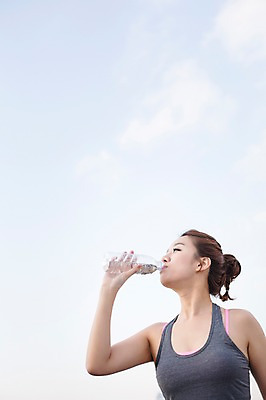 포토 JPG 주간 우먼라이프 라이프스타일 여자 로우앵글 모션 하늘 휴식 한명 서기 들기 사람 상반신 성인 야외 앞모습 물 30대 운동복 운동 한국인 마시기 물병 싱글 성인여자한명만 장년만 장년여자만 장년여자한명만 국내포토 자연요소 1 옷 뷰포인트 컨셉 건강 동양인 생활 장년 물통 여자만 여자한명만 성인여자만 성인만 파일형식
