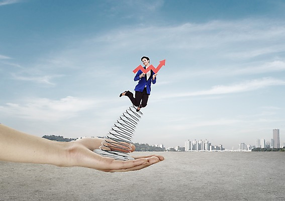 전신 PSD 서양인 외국인 구름 편집이미지 손 여자 호수 비즈니스 모션 하늘 한명 사람 성인 건물 앞모습 신체부위 점프 용수철 도시 상승 성인만 이미지편집 자연요소 1 건축물 뷰포인트 컨셉 인종 파일형식