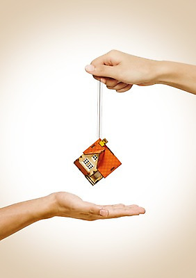 PSD 편집이미지 손 부동산 주택 사람 두명 건물 신체부위 경제 추 이미지편집 건축물 재산 파일형식