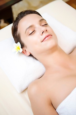 포토 JPG 서양인 외국인 백인 해외기획촬영 우먼라이프 라이프스타일 여자 꽃 휴식 실내 2014년태국 한명 미소 사람 상반신 성인 앞모습 30대 눕기 눈감음 스파 침대 마사지 편안함 의료성형뷰티 성인여자한명만 장년만 장년여자만 장년여자한명만 국내포토 식물 1 뷰포인트 가구 컨셉 모션 표정 인종 내부 생활 장년 감각 여자만 여자한명만 성인여자만 성인만 파일형식