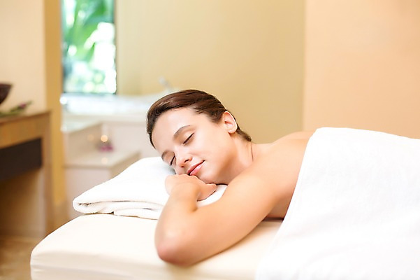 포토 JPG 서양인 외국인 백인 해외기획촬영 우먼라이프 라이프스타일 여자 엎드리기 휴식 실내 2014년태국 한명 미소 사람 상반신 성인 옆모습 30대 눈감음 스파 침대 마사지 편안함 의료성형뷰티 성인여자한명만 장년만 장년여자만 장년여자한명만 국내포토 1 뷰포인트 가구 컨셉 모션 표정 인종 내부 생활 장년 감각 여자만 여자한명만 성인여자만 성인만 파일형식