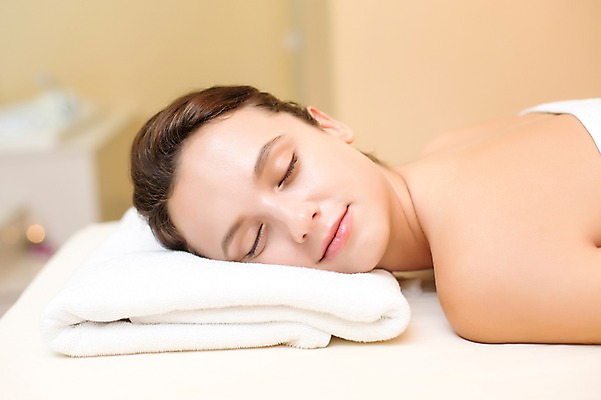 포토 JPG 서양인 외국인 백인 해외기획촬영 우먼라이프 라이프스타일 여자 엎드리기 휴식 실내 2014년태국 한명 미소 사람 상반신 성인 옆모습 30대 눈감음 스파 침대 마사지 편안함 의료성형뷰티 성인여자한명만 장년만 장년여자만 장년여자한명만 국내포토 1 뷰포인트 가구 컨셉 모션 표정 인종 내부 생활 장년 감각 여자만 여자한명만 성인여자만 성인만 파일형식