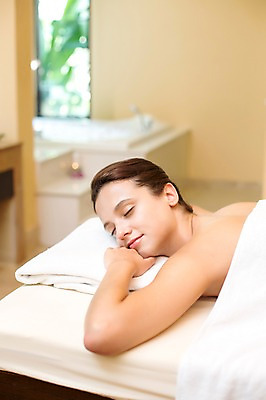 포토 JPG 서양인 외국인 백인 해외기획촬영 우먼라이프 라이프스타일 여자 엎드리기 휴식 실내 2014년태국 한명 미소 사람 상반신 성인 옆모습 30대 눈감음 스파 침대 마사지 편안함 의료성형뷰티 성인여자한명만 장년만 장년여자만 장년여자한명만 국내포토 1 뷰포인트 가구 컨셉 모션 표정 인종 내부 생활 장년 감각 여자만 여자한명만 성인여자만 성인만 파일형식