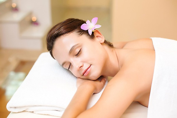 포토 JPG 서양인 외국인 백인 해외기획촬영 우먼라이프 라이프스타일 여자 꽃 엎드리기 휴식 실내 2014년태국 한명 미소 사람 상반신 성인 옆모습 30대 눈감음 스파 침대 마사지 편안함 의료성형뷰티 성인여자한명만 장년만 장년여자만 장년여자한명만 국내포토 식물 1 뷰포인트 가구 컨셉 모션 표정 인종 내부 생활 장년 감각 여자만 여자한명만 성인여자만 성인만 파일형식