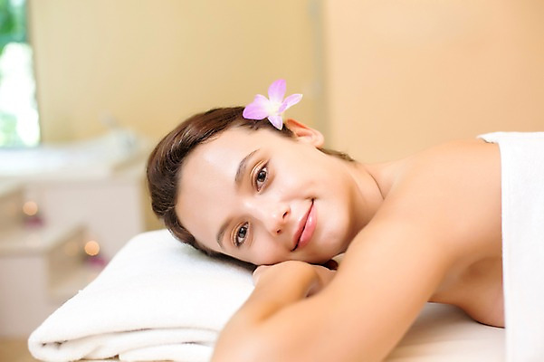 포토 JPG 서양인 외국인 백인 해외기획촬영 우먼라이프 라이프스타일 여자 꽃 엎드리기 휴식 실내 2014년태국 한명 미소 사람 상반신 성인 옆모습 30대 스파 침대 마사지 편안함 의료성형뷰티 성인여자한명만 장년만 장년여자만 장년여자한명만 국내포토 식물 1 뷰포인트 가구 컨셉 모션 표정 인종 내부 생활 장년 감각 여자만 여자한명만 성인여자만 성인만 파일형식