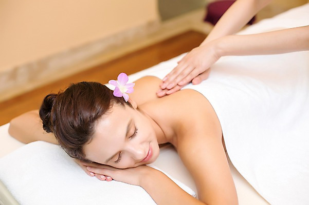 포토 JPG 서양인 외국인 백인 해외기획촬영 우먼라이프 라이프스타일 여자 꽃 엎드리기 휴식 실내 2014년태국 미소 사람 손짓 상반신 성인 두명 신체부위 30대 스파 침대 등 마사지 편안함 팔 의료성형뷰티 여자만 성인여자만 장년만 장년여자만 성인만 국내포토 식물 가구 컨셉 모션 표정 인종 내부 생활 장년 감각 파일형식