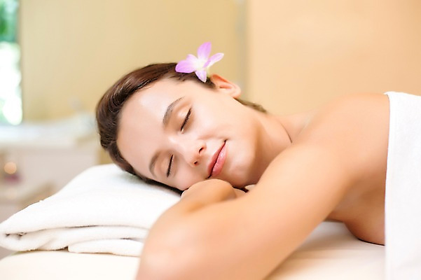 포토 JPG 서양인 외국인 백인 해외기획촬영 우먼라이프 라이프스타일 여자 꽃 엎드리기 휴식 실내 2014년태국 한명 미소 사람 상반신 성인 옆모습 30대 눈감음 스파 침대 마사지 편안함 의료성형뷰티 성인여자한명만 장년만 장년여자만 장년여자한명만 국내포토 식물 1 뷰포인트 가구 컨셉 모션 표정 인종 내부 생활 장년 감각 여자만 여자한명만 성인여자만 성인만 파일형식