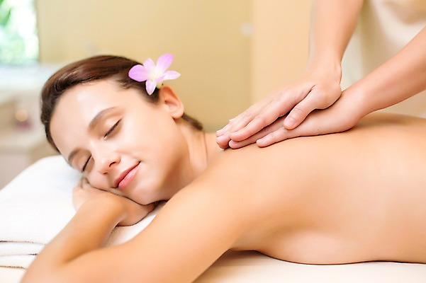 포토 JPG 서양인 외국인 백인 해외기획촬영 우먼라이프 라이프스타일 손 여자 꽃 엎드리기 휴식 실내 2014년태국 미소 사람 손짓 상반신 성인 두명 옆모습 신체부위 30대 눈감음 스파 침대 마사지 편안함 어깨 의료성형뷰티 장년만 성인만 국내포토 식물 뷰포인트 가구 컨셉 모션 표정 인종 내부 생활 장년 감각 파일형식