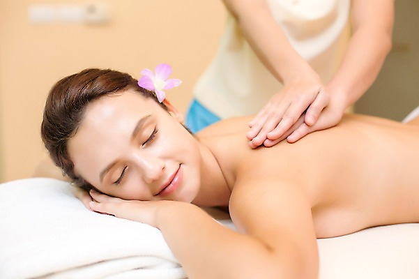 포토 JPG 서양인 외국인 백인 해외기획촬영 우먼라이프 라이프스타일 여자 꽃 엎드리기 휴식 실내 2014년태국 서기 미소 사람 손짓 상반신 성인 두명 옆모습 30대 스파 침대 등 마사지 편안함 의료성형뷰티 여자만 성인여자만 장년만 장년여자만 성인만 국내포토 식물 뷰포인트 가구 컨셉 모션 표정 인종 내부 생활 신체부위 장년 감각 파일형식