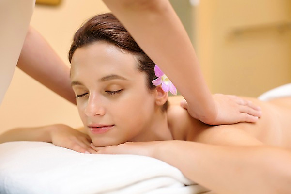 포토 JPG 서양인 외국인 백인 해외기획촬영 우먼라이프 라이프스타일 여자 꽃 엎드리기 휴식 실내 2014년태국 미소 사람 손짓 상반신 성인 두명 옆모습 신체부위 30대 눈감음 스파 침대 마사지 편안함 어깨 팔 의료성형뷰티 여자만 성인여자만 장년만 장년여자만 성인만 국내포토 식물 뷰포인트 가구 컨셉 모션 표정 인종 내부 생활 장년 감각 파일형식