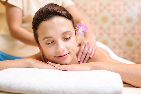 포토 JPG 서양인 외국인 백인 해외기획촬영 우먼라이프 라이프스타일 여자 꽃 엎드리기 휴식 실내 2014년태국 서기 미소 사람 손짓 상반신 성인 두명 앞모습 30대 눈감음 스파 침대 마사지 편안함 어깨 의료성형뷰티 여자만 성인여자만 장년만 장년여자만 성인만 국내포토 식물 뷰포인트 가구 컨셉 모션 표정 인종 내부 생활 신체부위 장년 감각 파일형식