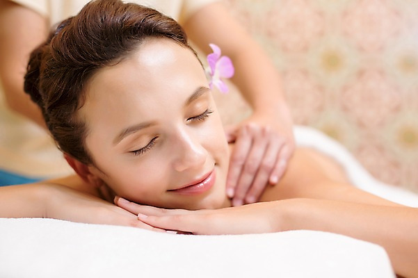 포토 JPG 서양인 외국인 백인 해외기획촬영 우먼라이프 라이프스타일 여자 꽃 휴식 실내 2014년태국 미소 사람 손짓 상반신 성인 두명 앞모습 30대 눈감음 스파 침대 마사지 편안함 어깨 의료성형뷰티 여자만 성인여자만 장년만 장년여자만 성인만 국내포토 식물 뷰포인트 가구 컨셉 모션 표정 인종 내부 생활 신체부위 장년 감각 파일형식