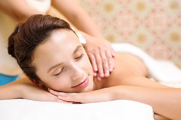 포토 JPG 서양인 외국인 백인 해외기획촬영 우먼라이프 라이프스타일 여자 엎드리기 휴식 실내 2014년태국 미소 사람 손짓 상반신 성인 두명 신체부위 30대 눈감음 스파 침대 마사지 편안함 어깨 의료성형뷰티 여자만 성인여자만 장년만 장년여자만 성인만 국내포토 가구 컨셉 모션 표정 인종 내부 생활 장년 감각 파일형식