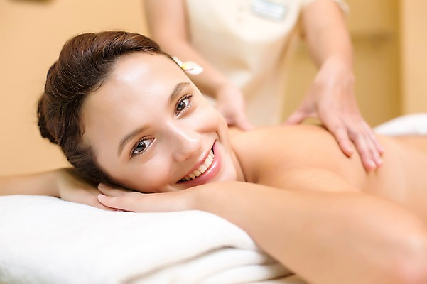 포토 JPG 서양인 외국인 백인 해외기획촬영 우먼라이프 라이프스타일 여자 엎드리기 휴식 실내 2014년태국 미소 사람 손짓 상반신 성인 두명 옆모습 30대 스파 침대 등 마사지 편안함 의료성형뷰티 여자만 성인여자만 장년만 장년여자만 성인만 국내포토 뷰포인트 가구 컨셉 모션 표정 인종 내부 생활 신체부위 장년 감각 파일형식