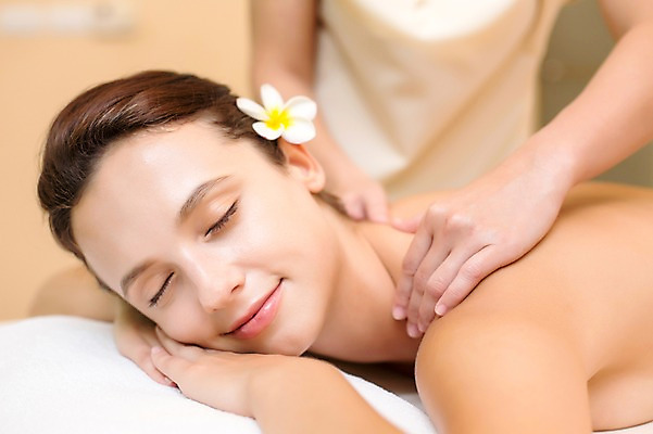 포토 JPG 서양인 외국인 백인 해외기획촬영 우먼라이프 라이프스타일 여자 꽃 엎드리기 휴식 실내 2014년태국 미소 사람 손짓 상반신 성인 두명 옆모습 30대 눈감음 스파 침대 마사지 편안함 어깨 의료성형뷰티 여자만 성인여자만 장년만 장년여자만 성인만 프랜지파니 국내포토 식물 뷰포인트 가구 컨셉 모션 표정 인종 내부 생활 신체부위 장년 감각 파일형식