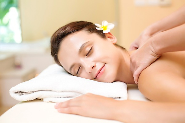 포토 JPG 서양인 외국인 백인 해외기획촬영 우먼라이프 라이프스타일 손 여자 꽃 엎드리기 휴식 실내 2014년태국 미소 사람 상반신 성인 두명 옆모습 신체부위 30대 스파 침대 마사지 편안함 어깨 의료성형뷰티 장년만 성인만 프랜지파니 국내포토 식물 뷰포인트 가구 컨셉 모션 표정 인종 내부 생활 장년 감각 파일형식