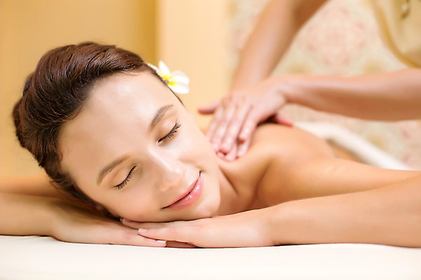 포토 JPG 서양인 외국인 백인 해외기획촬영 우먼라이프 라이프스타일 여자 꽃 엎드리기 휴식 실내 2014년태국 미소 사람 손짓 상반신 성인 두명 30대 눈감음 스파 침대 마사지 편안함 어깨 의료성형뷰티 여자만 성인여자만 장년만 장년여자만 성인만 국내포토 식물 가구 컨셉 모션 표정 인종 내부 생활 신체부위 장년 감각 파일형식