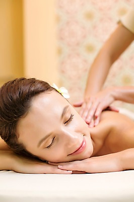 포토 JPG 서양인 외국인 백인 해외기획촬영 우먼라이프 라이프스타일 여자 꽃 엎드리기 휴식 실내 2014년태국 미소 사람 상반신 성인 두명 신체부위 30대 눈감음 스파 침대 마사지 편안함 어깨 팔 의료성형뷰티 여자만 성인여자만 장년만 장년여자만 성인만 국내포토 식물 가구 컨셉 모션 표정 인종 내부 생활 장년 감각 파일형식